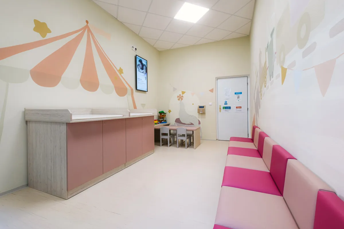 Čekárna dětské ordinace MiniMedica s dětským koutkem, přebalovacím pultem a čalouněnou lavicí